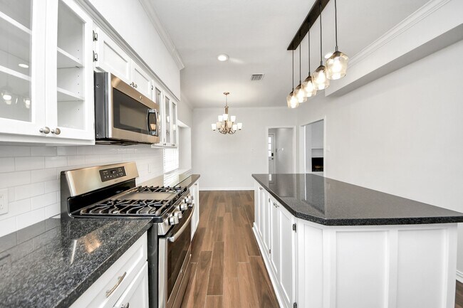 Building Photo - 5310 Oak Cove Dr