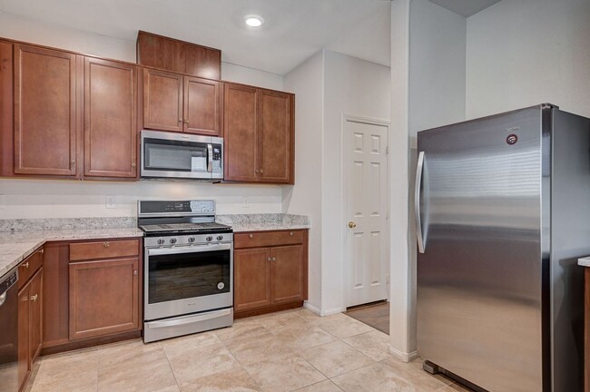 Building Photo - N Las Vegas Beautiful 3 bedroom townhome w...