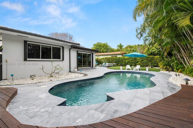 Building Photo - 425 NE 114th St