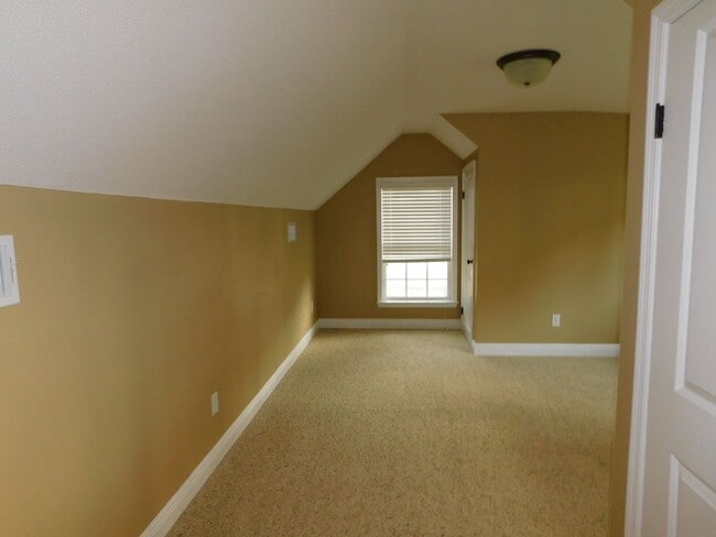Building Photo - 4 bedroom in Crestwood-convenient location