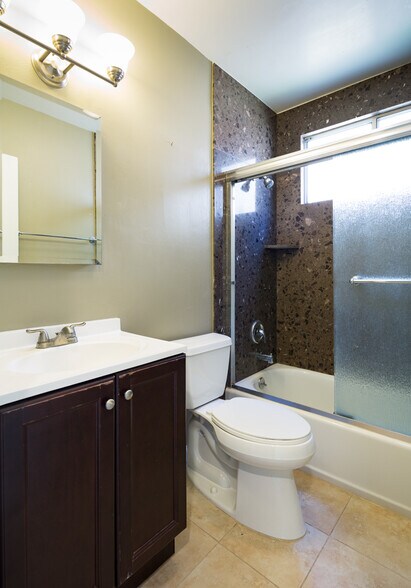 Building Photo - 533 E Chevy Chase Dr