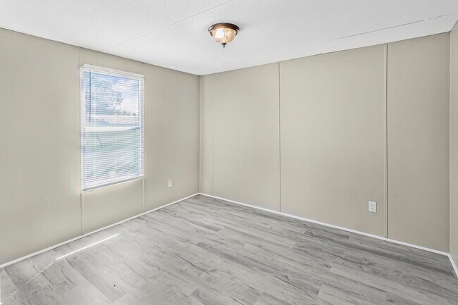 Building Photo - 534 SE 650th Rd