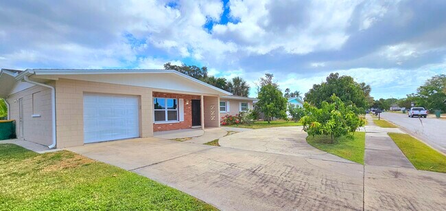 Building Photo - 1380 Floral Ln