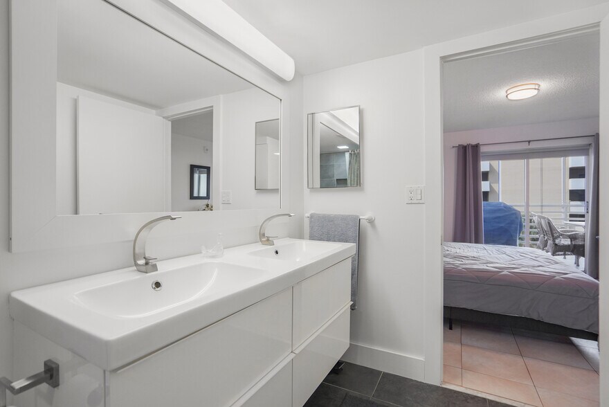 Master bathroom. - 17801 N Bay Rd