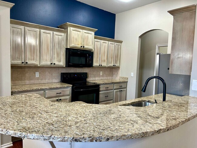 Building Photo - AVAILABLE NOW - $500 OFF FIRST FULL MONTH - Beautiful Home In Edmond School District!