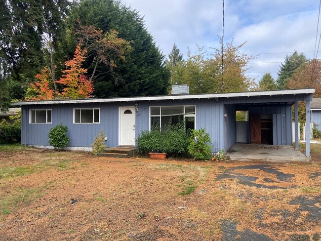 Primary Photo - Des Moines Rambler w/ Large yard
