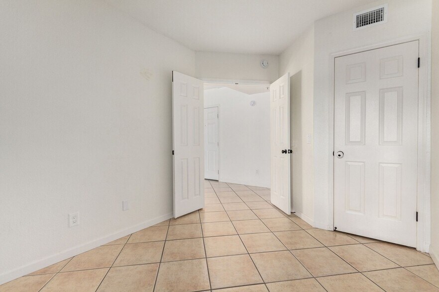 Building Photo - 1825 W Ray Rd