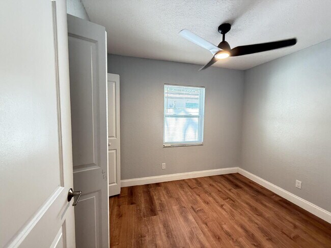 Building Photo - Charming 2-Bed Duplex in Tampa with Modern...