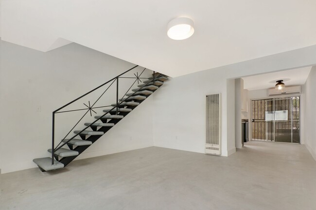 Building Photo - 2 Bed / 1 and 1/2 Bath Townhouse in Highla...