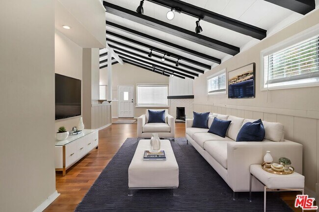 Building Photo - 5541 Fallbrook Ave