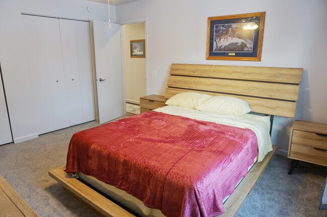 Building Photo - 1020 Friendly Ln