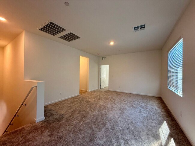 Building Photo - 4 BED 3.5 BATH 2 CAR GARAGE HOME w/ LOFT, ...