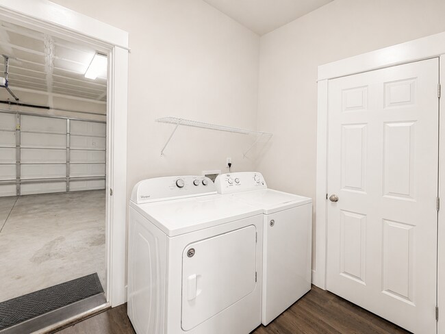 Building Photo - Spacious 3BR Home with Private Yard Near Alpenglow Park