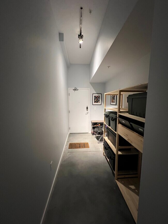 Building Photo - 2124 E 6th St