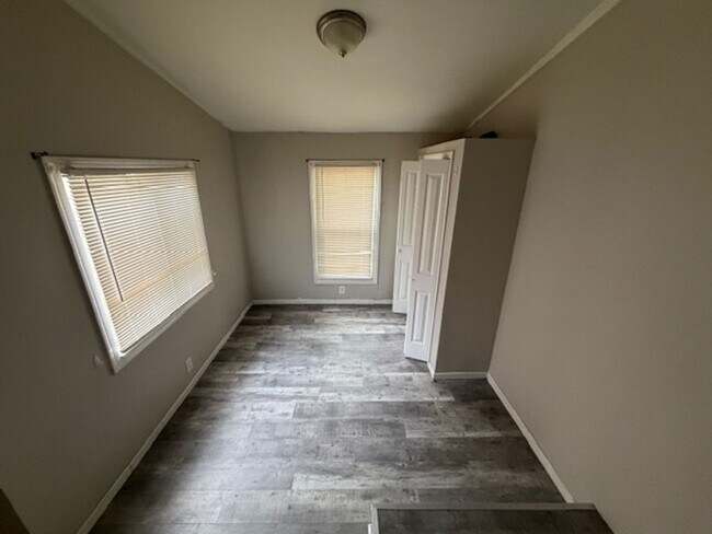 Building Photo - 3 Bedroom one and a half bath Rent Ready s...