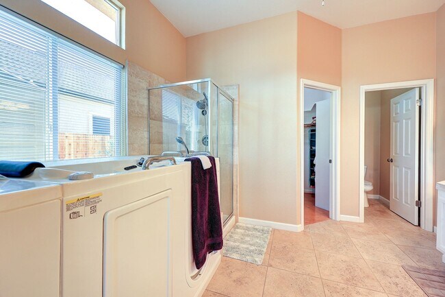 Building Photo - OPEN FLOOR PLAN WITH SIDEYARD PARKING AND ...