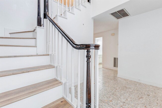 Building Photo - 10720 Briar Forest Dr