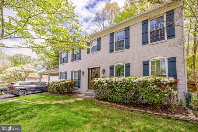 Building Photo - 2235 Abbotsford Dr