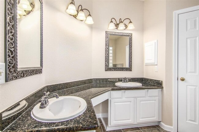 Building Photo - 20719 Medallion Pointe Dr