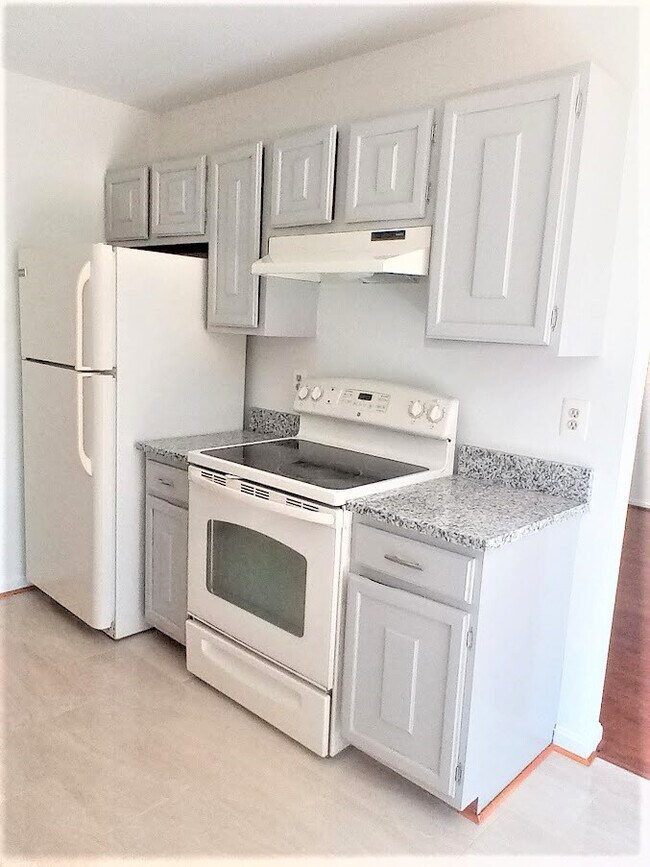 Building Photo - 7670 Southern Oak Dr