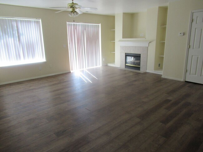 Building Photo - Townhome in CDA!
