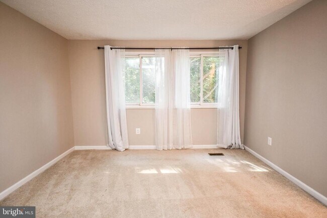 Building Photo - 27 Cross Country Ct
