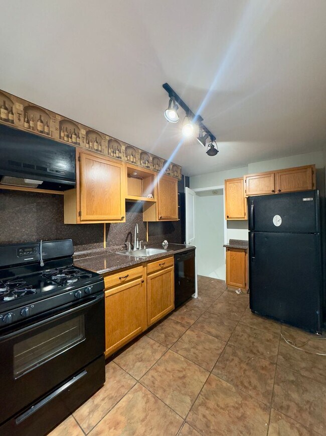 Building Photo - Spacious 3Bed/1.5Bath in Woodlawn