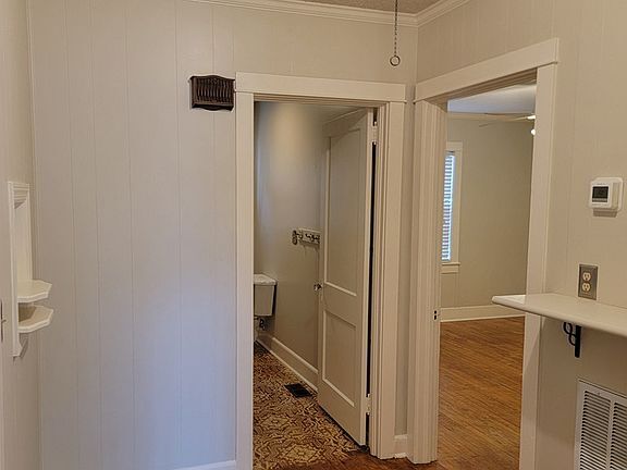 Building Photo - 804 Davis Ave