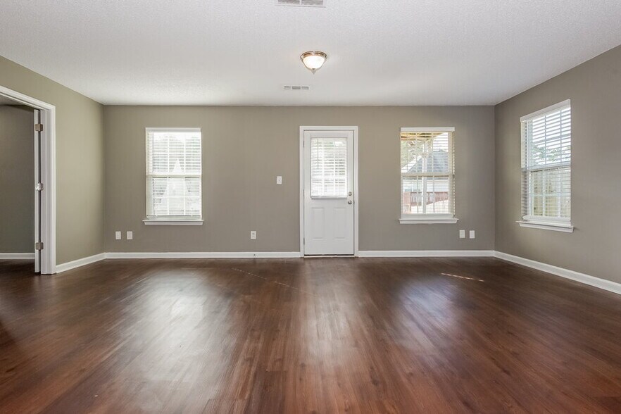 Building Photo - 2025 Registry Dr