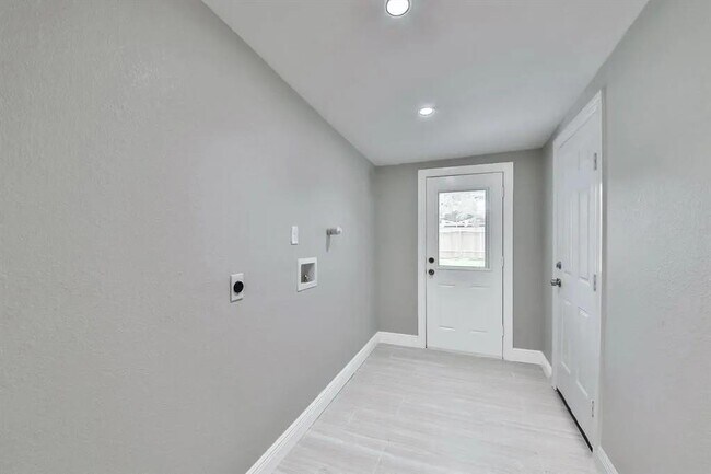 Building Photo - 6135 Indigo St