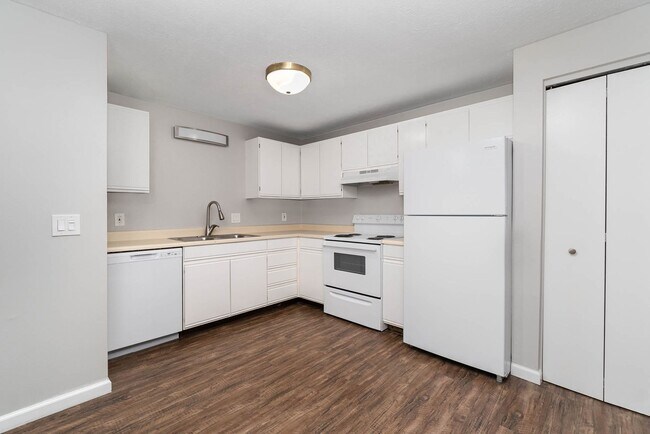 Building Photo - Spacious Dream Apartment — Right Where You...
