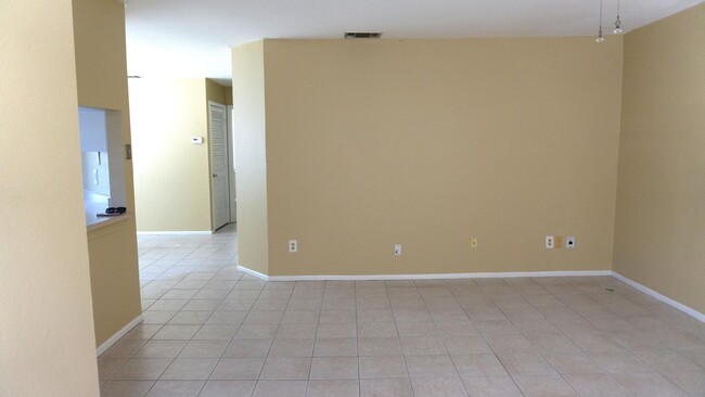Building Photo - 1450 SE Rivergreen Cir