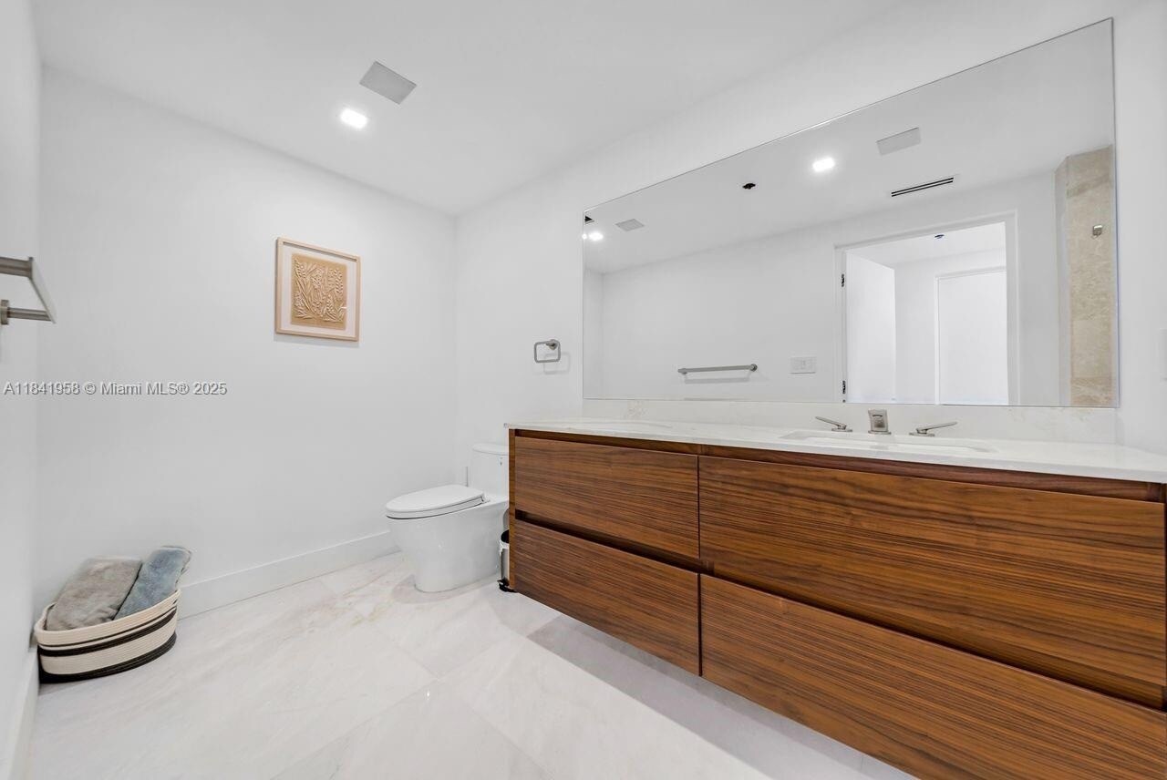 Building Photo - 200 Biscayne Boulevard Way