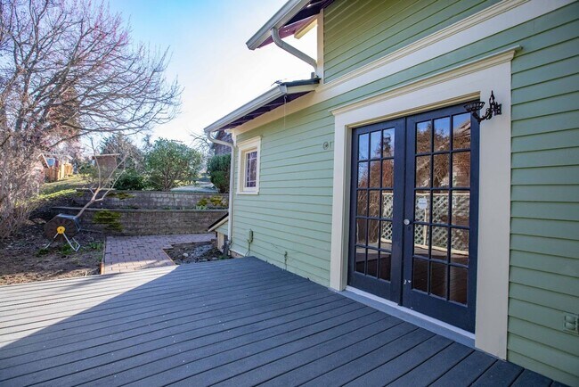 Building Photo - Gorgeous Vintage Home in Downtown Langley with Detached Guest Studio!!