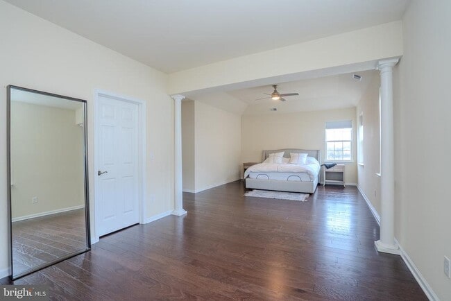 Building Photo - 1802 Yearling Ct