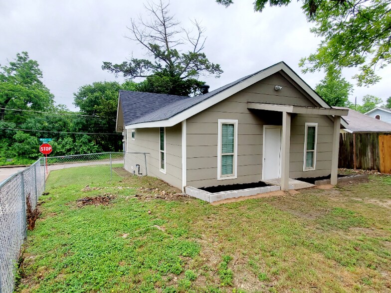 Building Photo - 1623 E Waco Ave