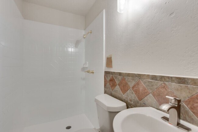 Building Photo - 1833 Bolingbroke Pl