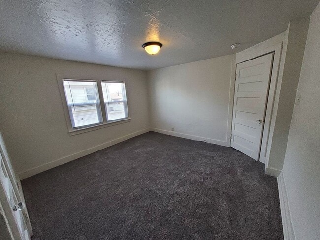 Building Photo - 317 Chute St