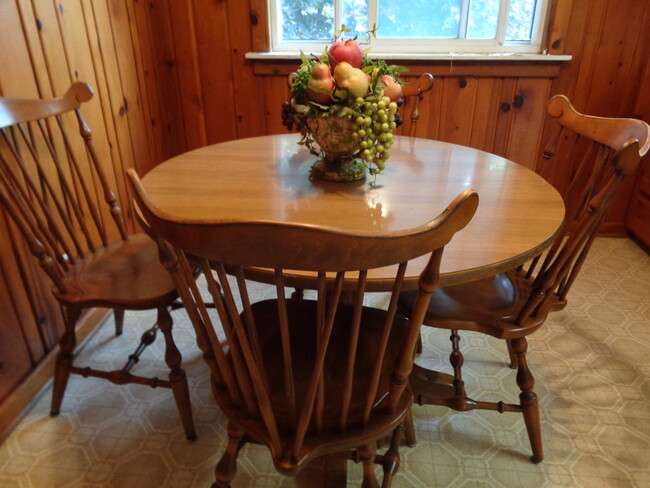 Kitchen table - 11627 Watertown Plank Rd