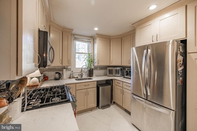 Building Photo - 2978 E Thompson St