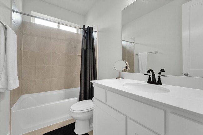 Building Photo - 3520 Helios Ln