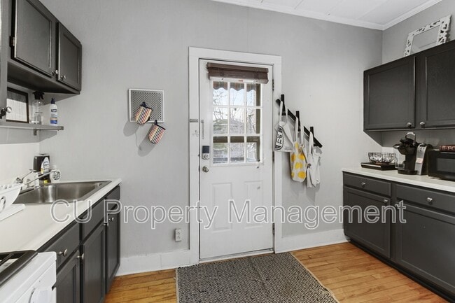 Building Photo - 415 N Neil St