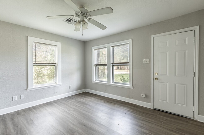 Building Photo - 911 E Craven Ave