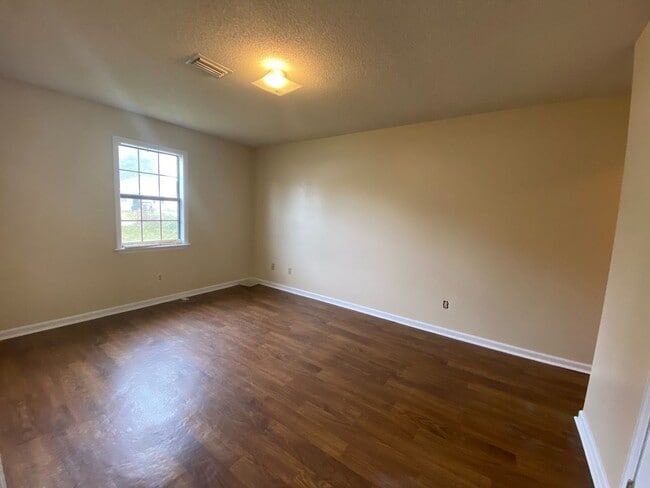 Building Photo - 6111 Vinnie Dr