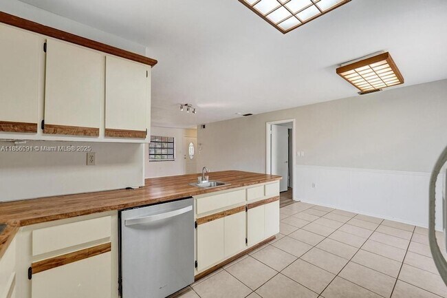 Building Photo - 9540 Sevilla Ln