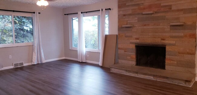 Building Photo - Large 6 bed, 3 ba  Brick, Raised Ranch, Ho...