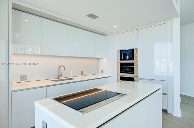 Building Photo - 18975 Collins Ave