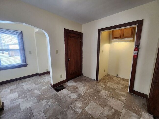 Building Photo - 2 Bedroom Home Near Union Hospital - Pets Welcome!