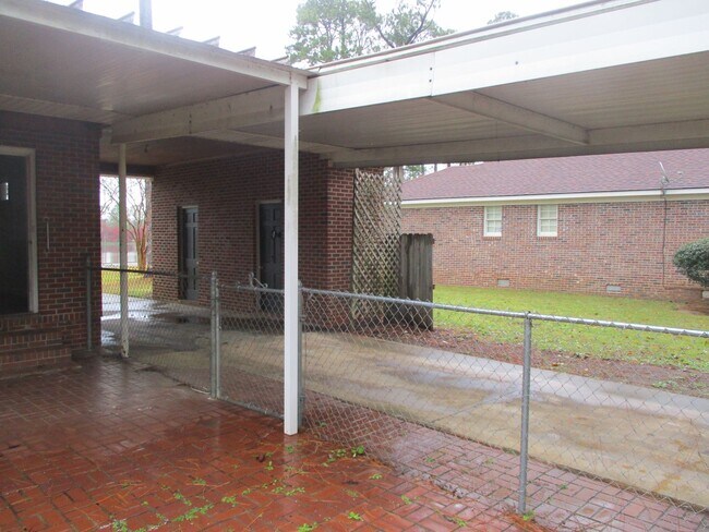 Building Photo - 1020 E Edgewater Dr