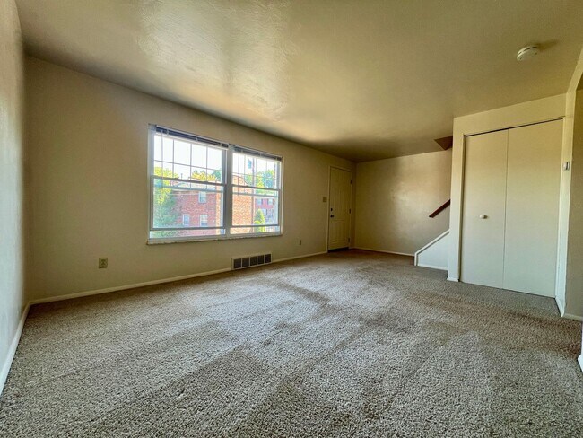 Building Photo - Townhouse in Plum with a Huge Master Bedro...